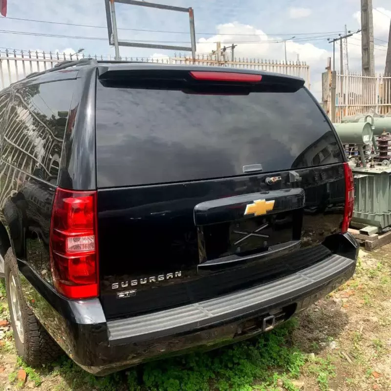 Chevrolet Suburban   - 2013