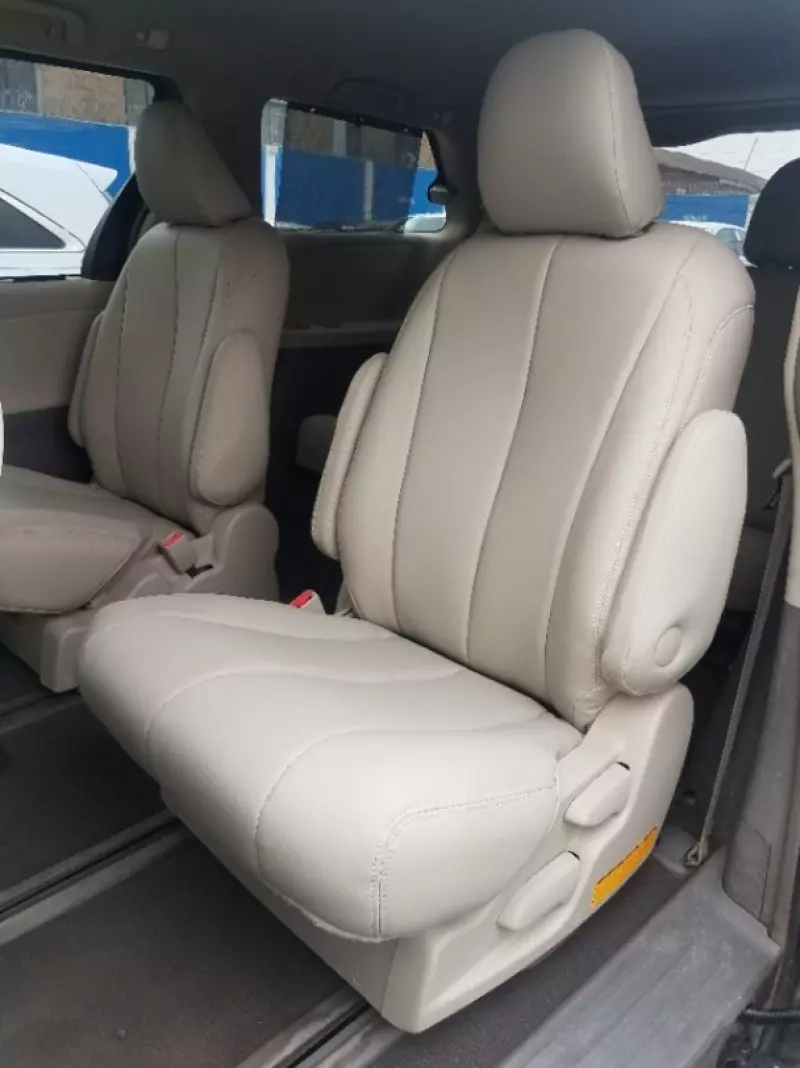 Toyota Sienna   - 2011