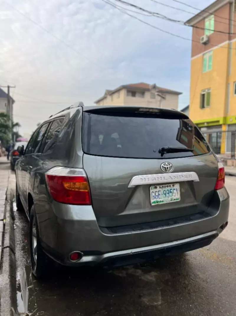 Toyota Highlander   - 2010