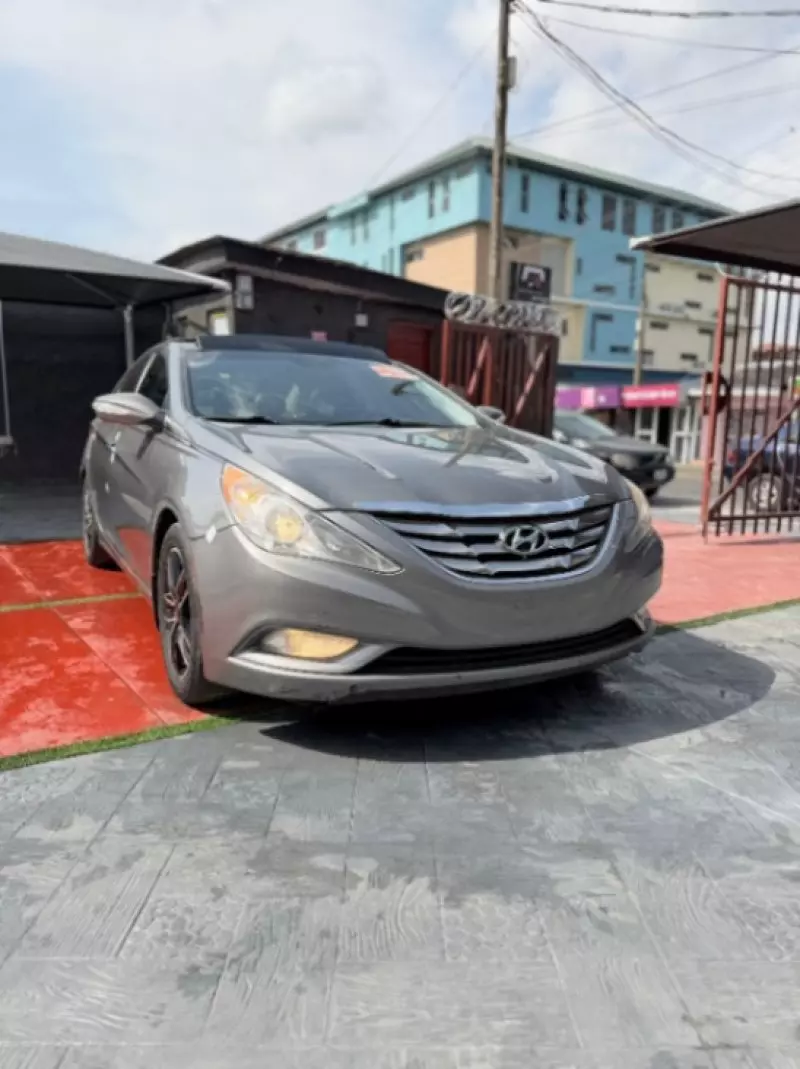 Hyundai Sonata   - 2012