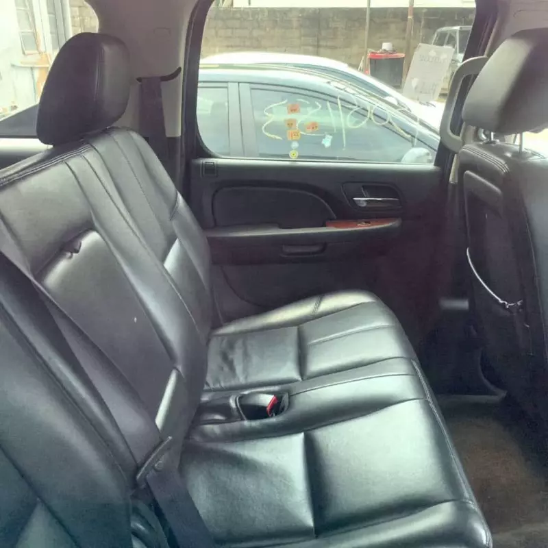 Chevrolet Suburban   - 2012