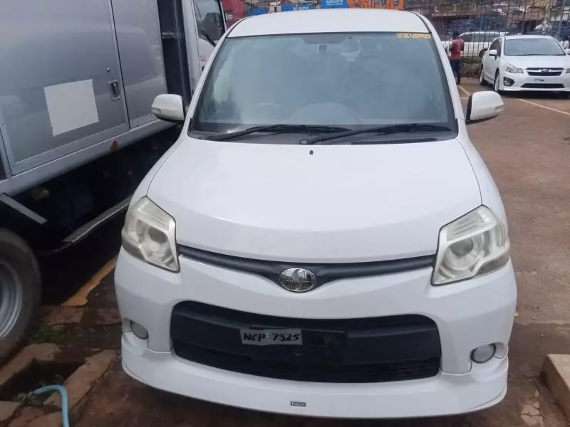 Toyota Sienta   - 2012