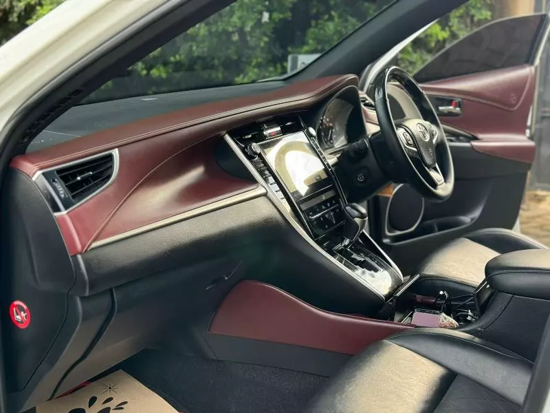 Toyota Harrier   - 2017