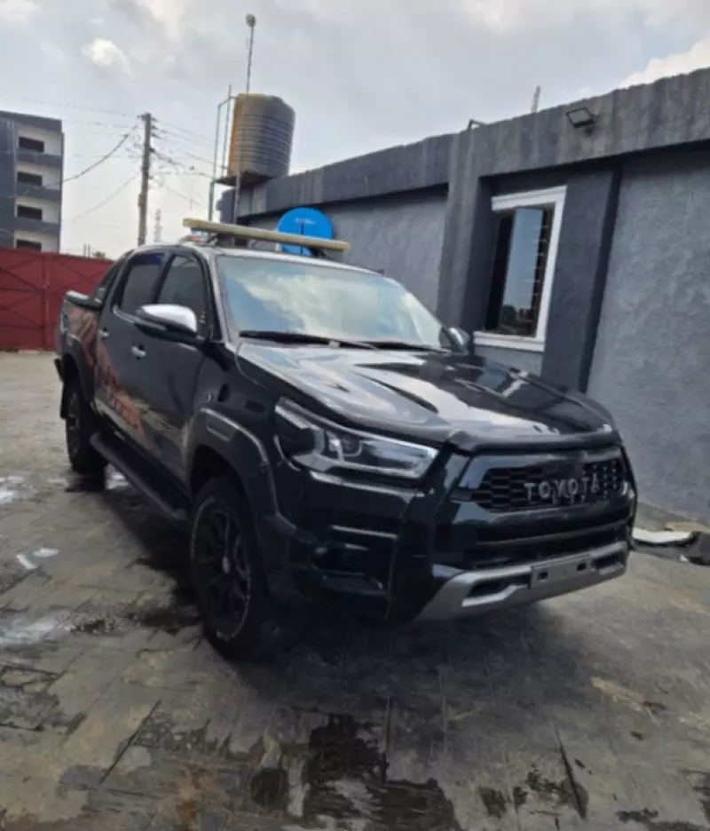 Toyota Hilux   - 2015