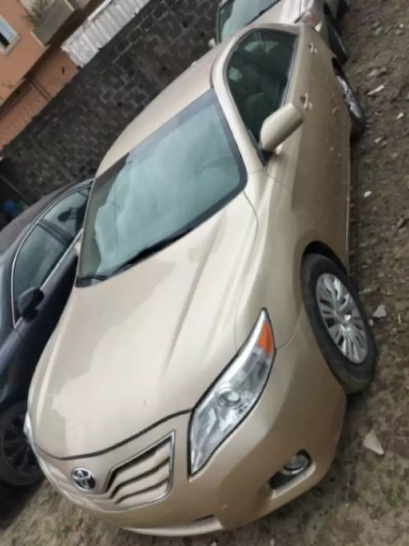 Toyota Camry   - 2011