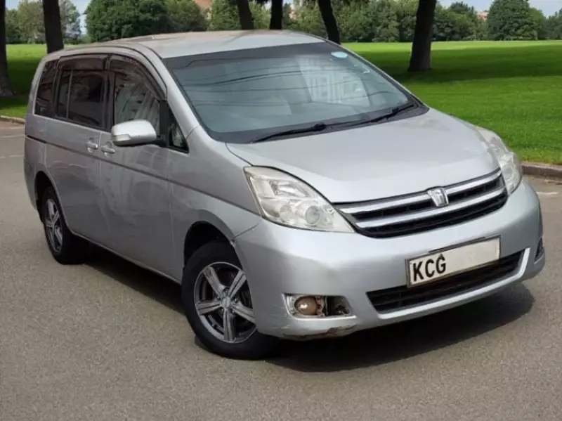 Toyota Isis    - 2009