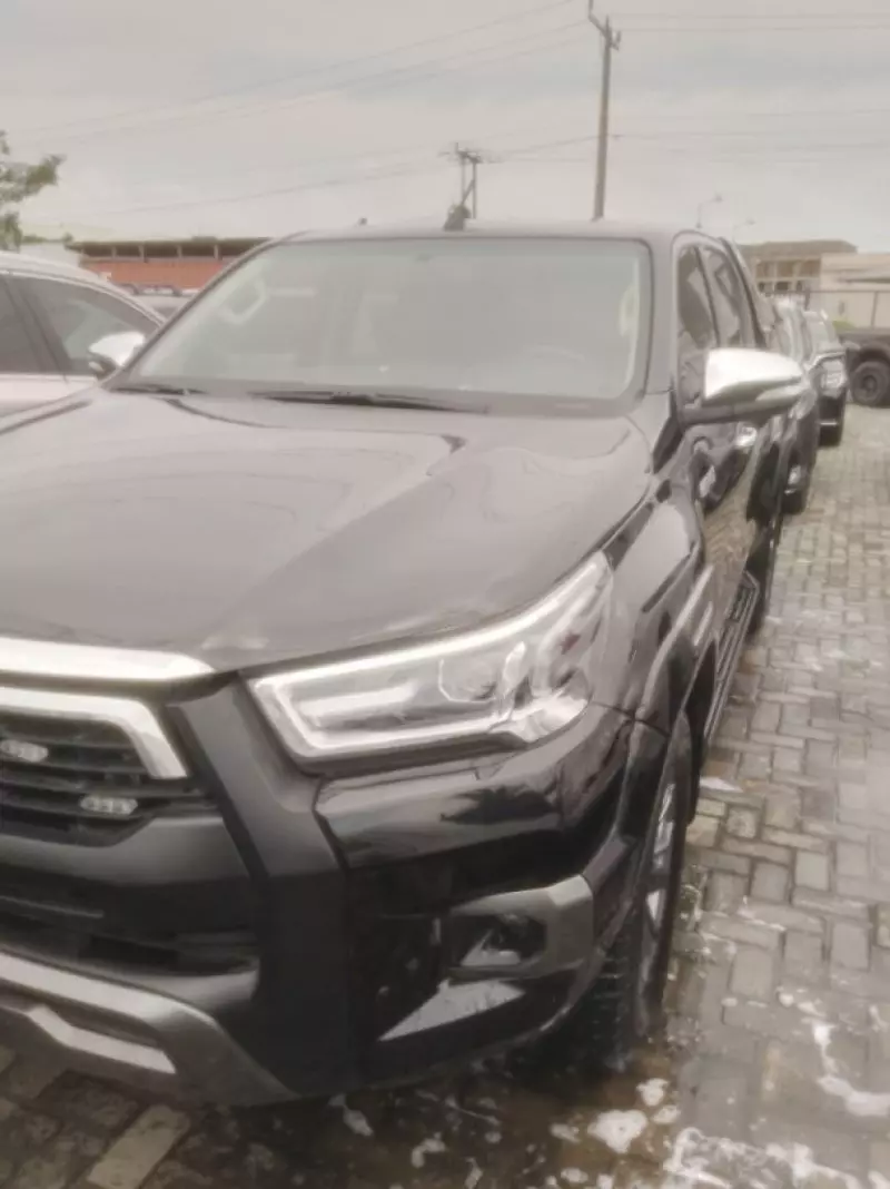 Toyota Hilux    - 2017
