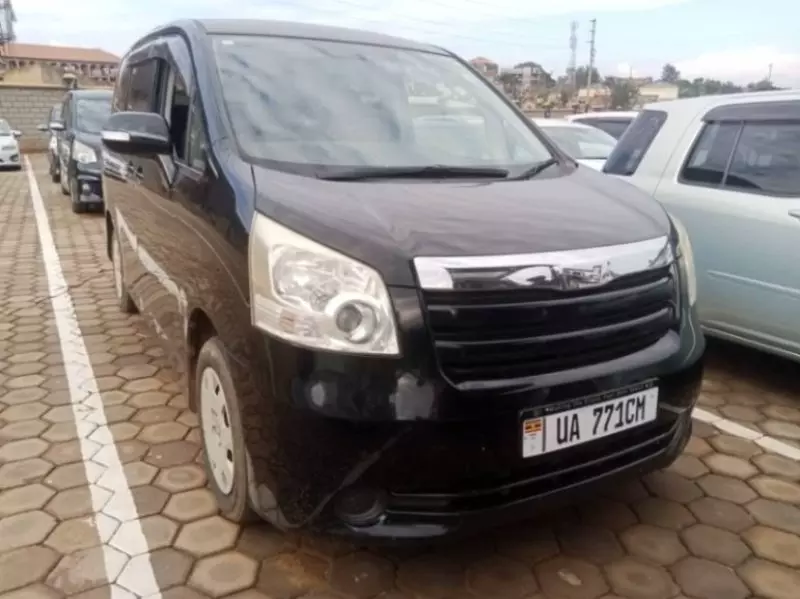 Toyota Noah - 2010