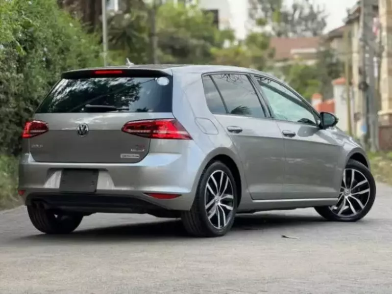 Volkswagen Golf   - 2017