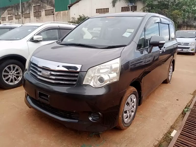 Toyota Noah   - 2012