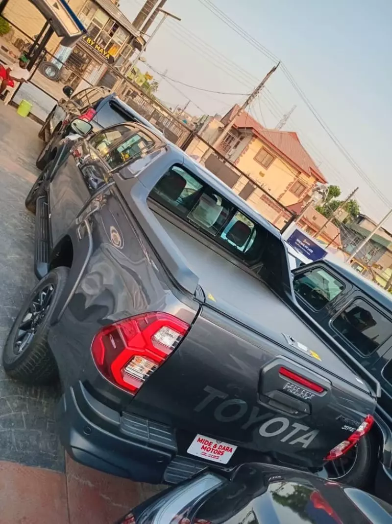 Toyota Hilux   - 2024