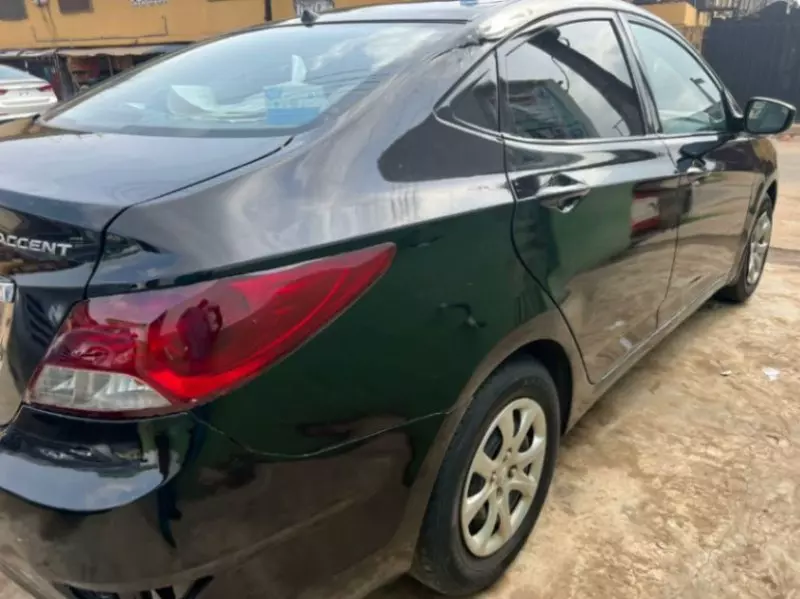 Hyundai Accent   - 2011