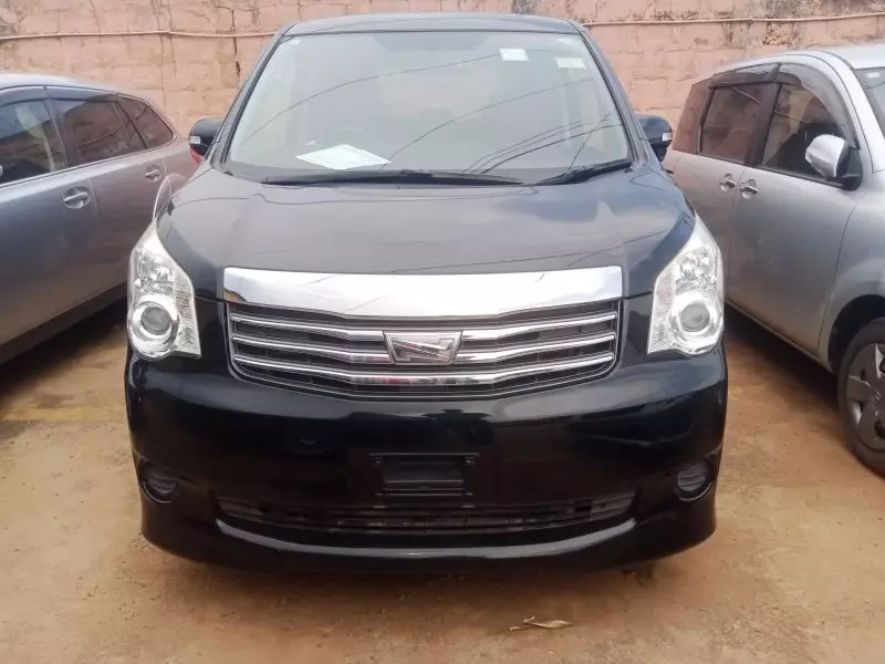 Toyota Noah   - 2013