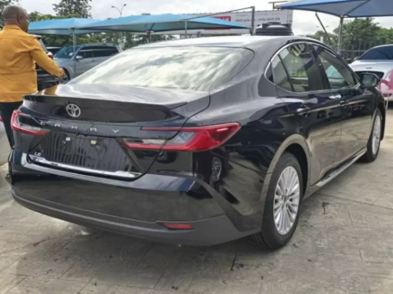 Toyota Camry   - 2025