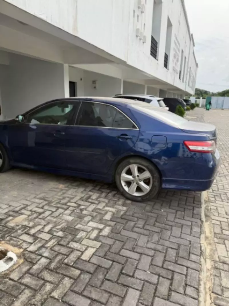 Toyota Camry   - 2010