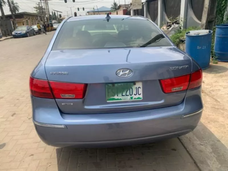 Hyundai Sonata   - 2010