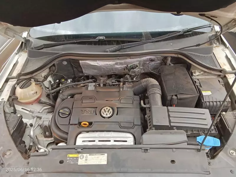 Volkswagen Tiguan   - 2015