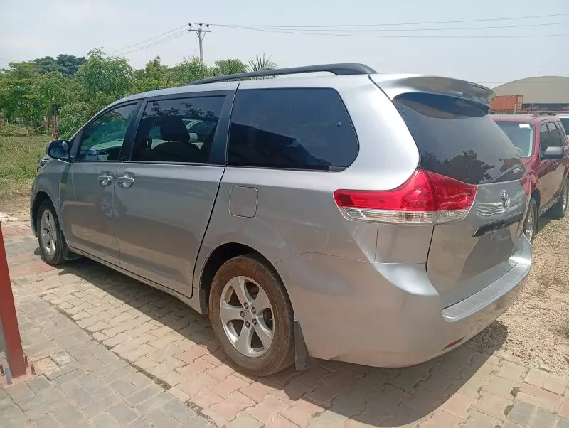 Toyota Sienna   - 2011