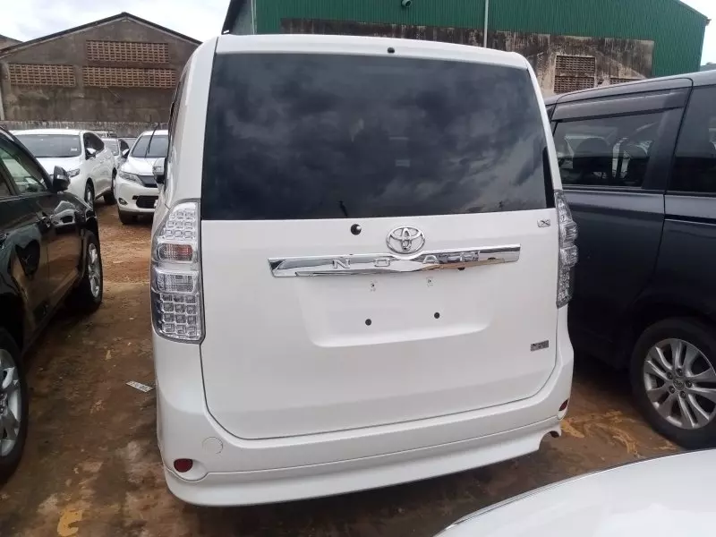Toyota Noah   - 2012