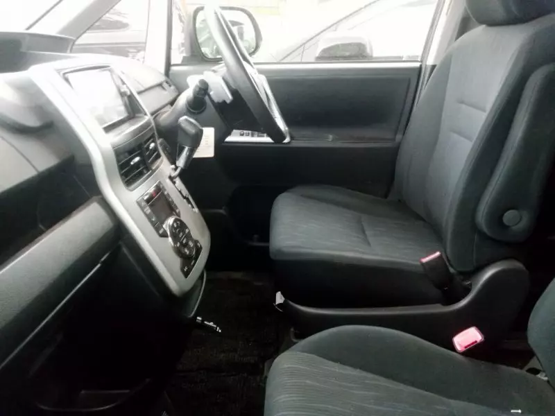 Toyota Noah   - 2012