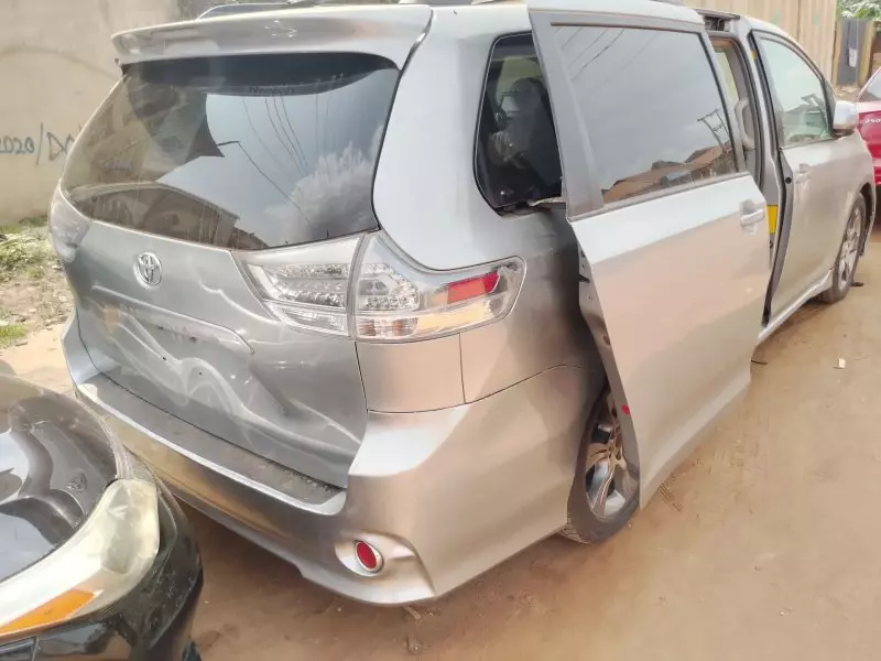 Toyota Sienna - 2011