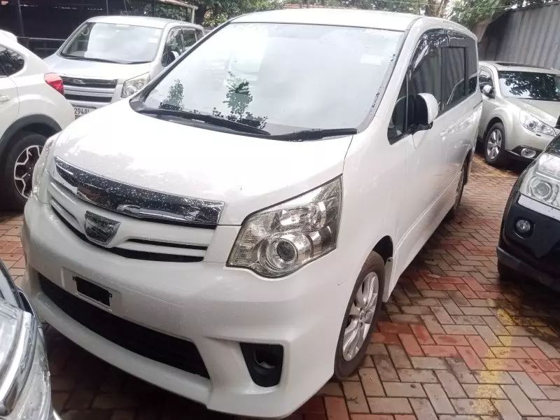 Toyota Noah   - 2012