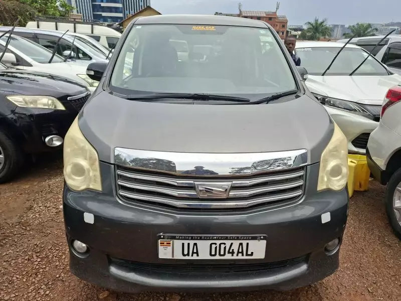Toyota Noah   - 2010
