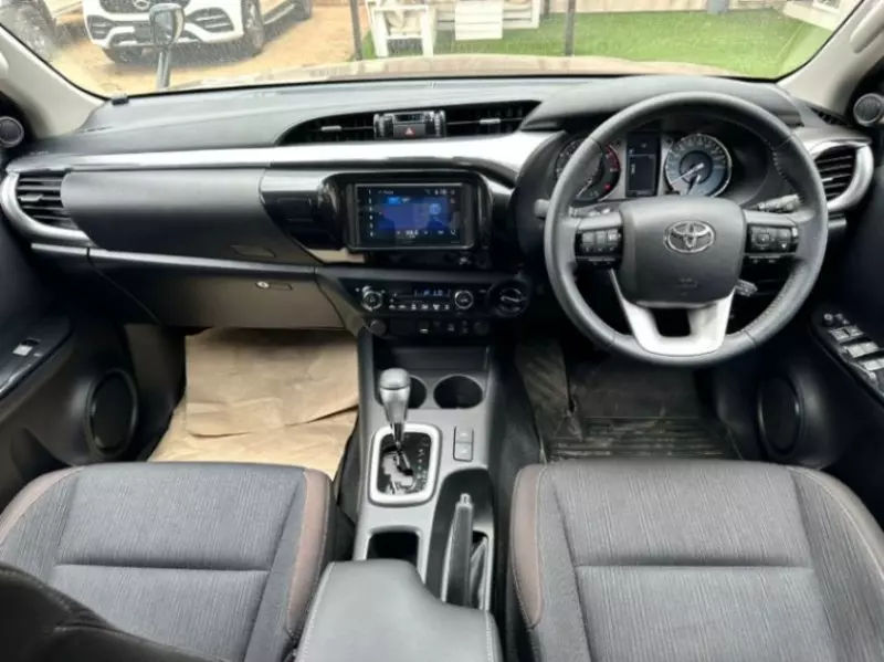 Toyota Hilux   - 2020