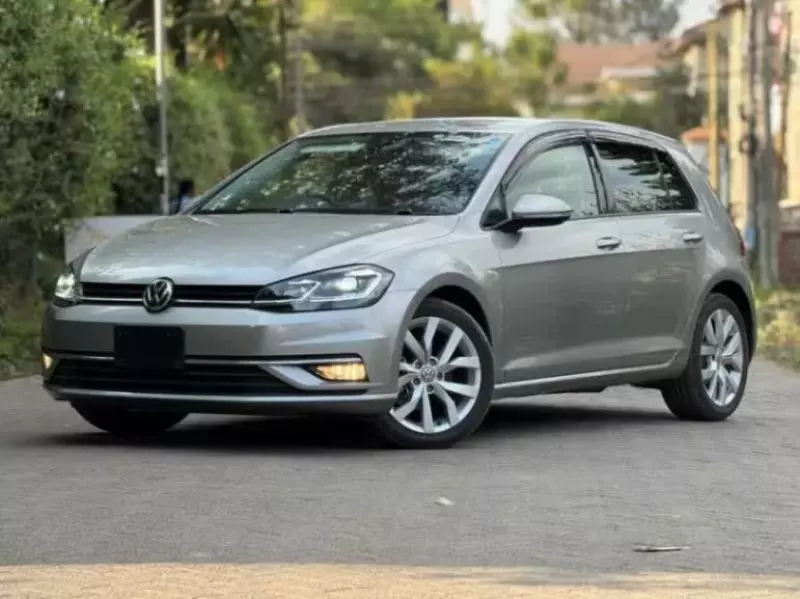 Volkswagen Golf   - 2017