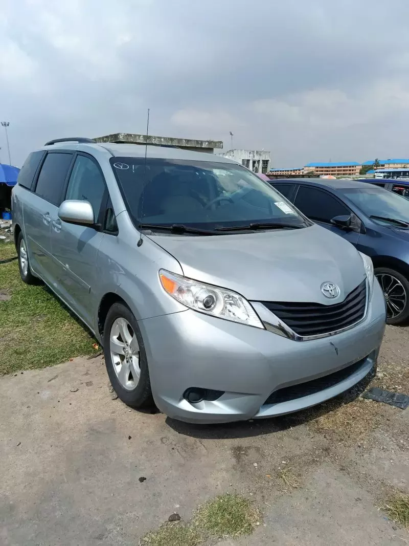 Toyota Sienna - 2012