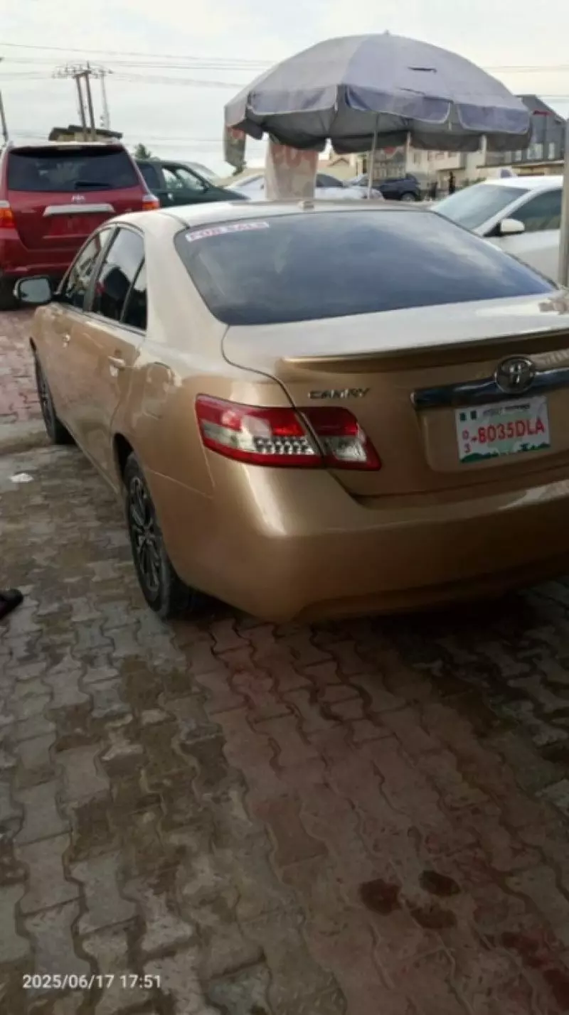 Toyota Camry   - 2011