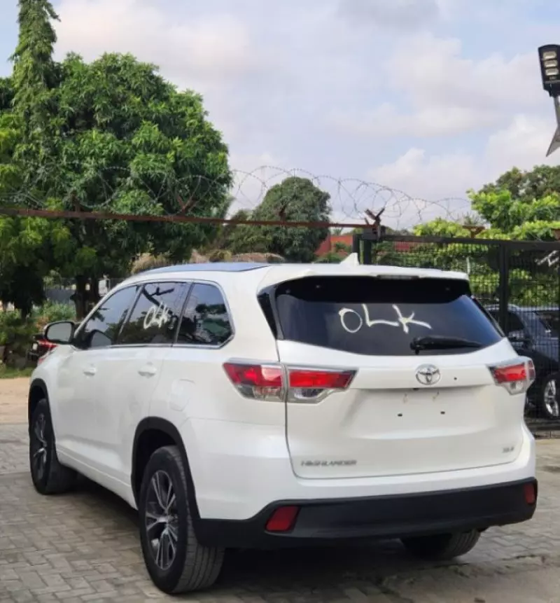 Toyota Highlander   - 2016