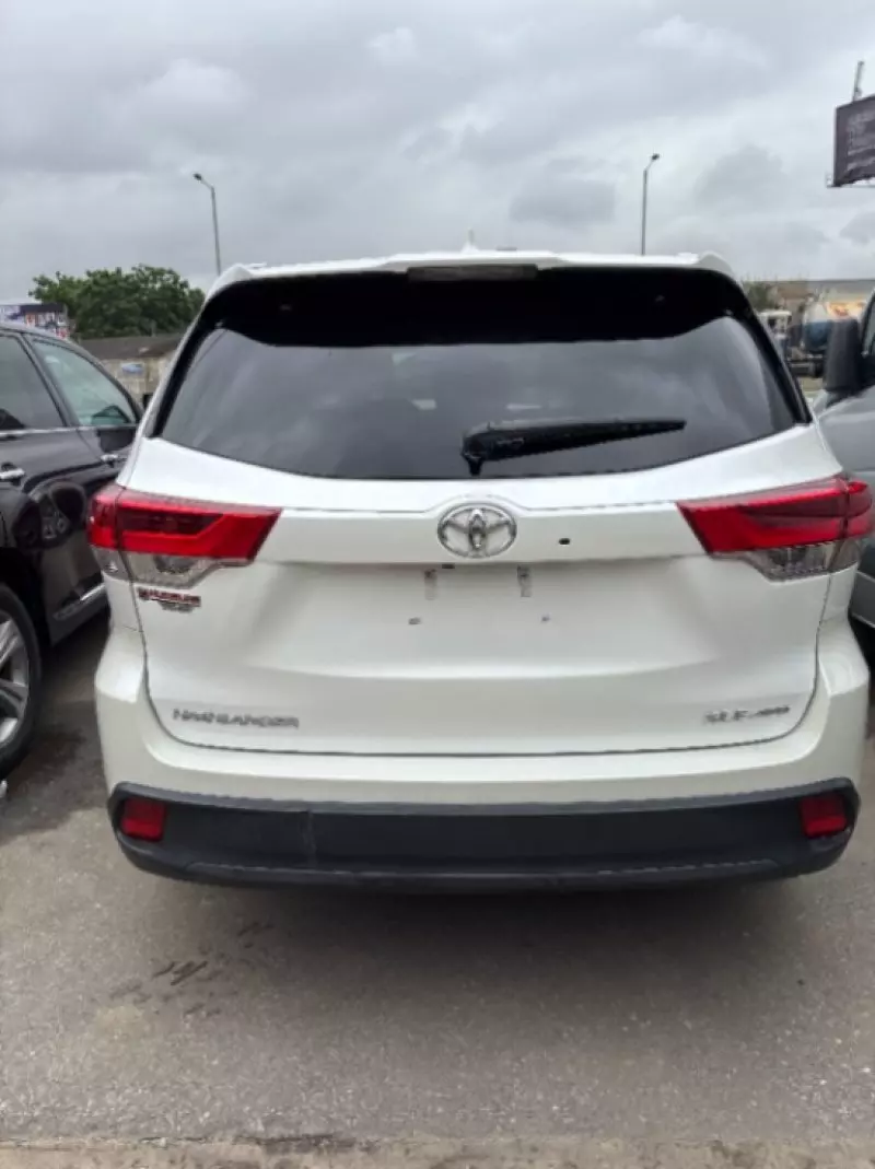 Toyota Highlander   - 2016
