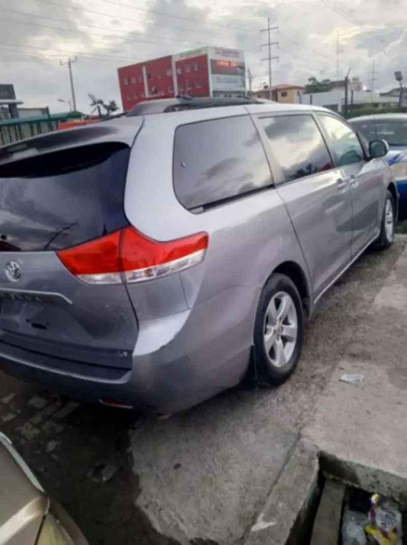 Toyota Sienna   - 2012