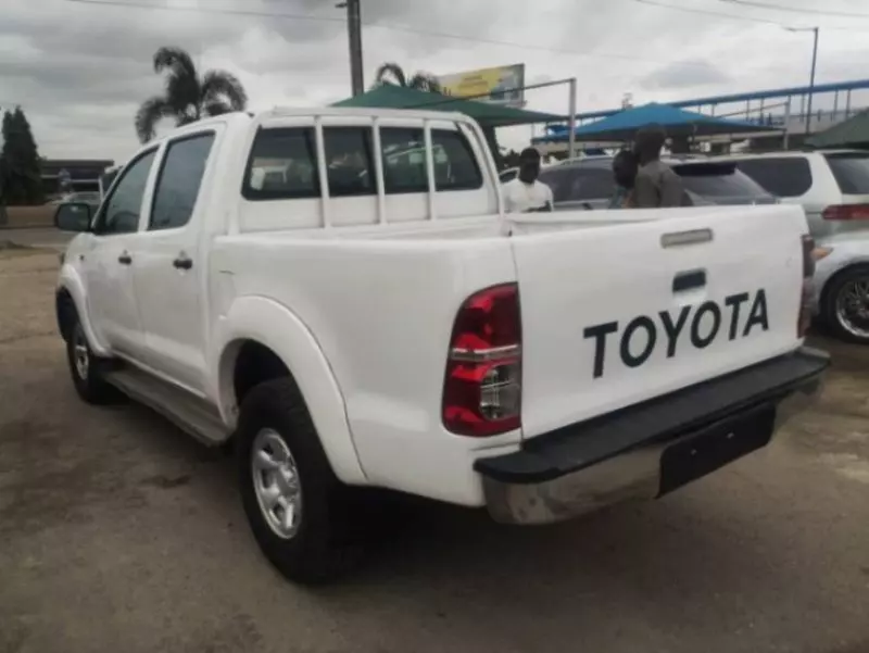 Toyota Hilux    - 2010