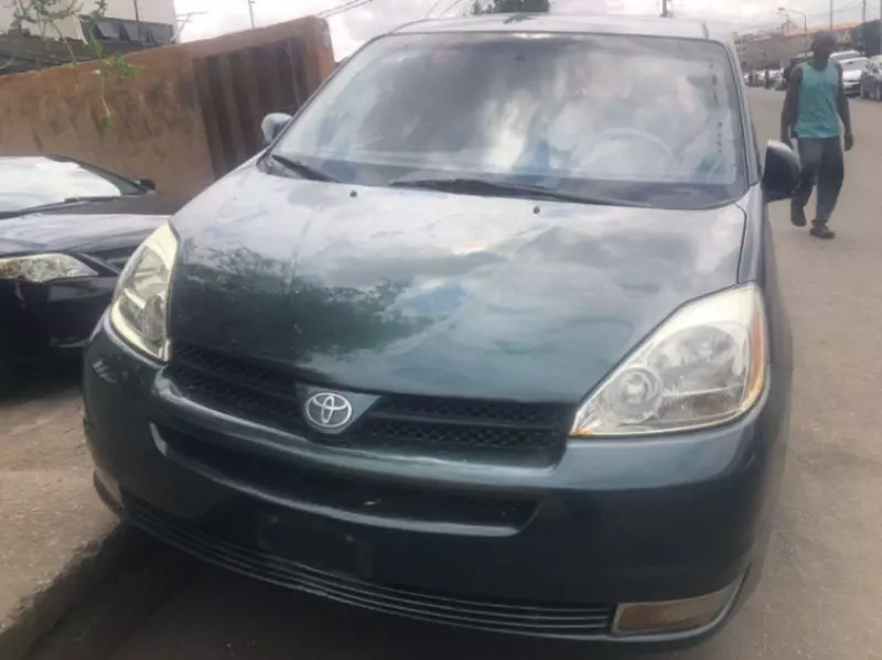 Toyota Sienna   - 2004