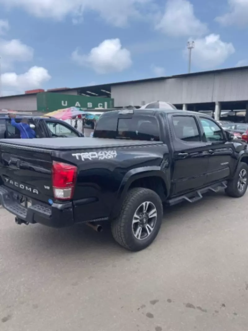 Toyota Tacoma   - 2017