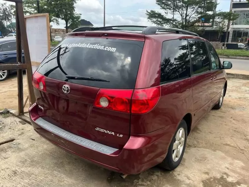 Toyota Sienna   - 2010