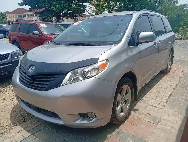 Toyota Sienna   - 2011