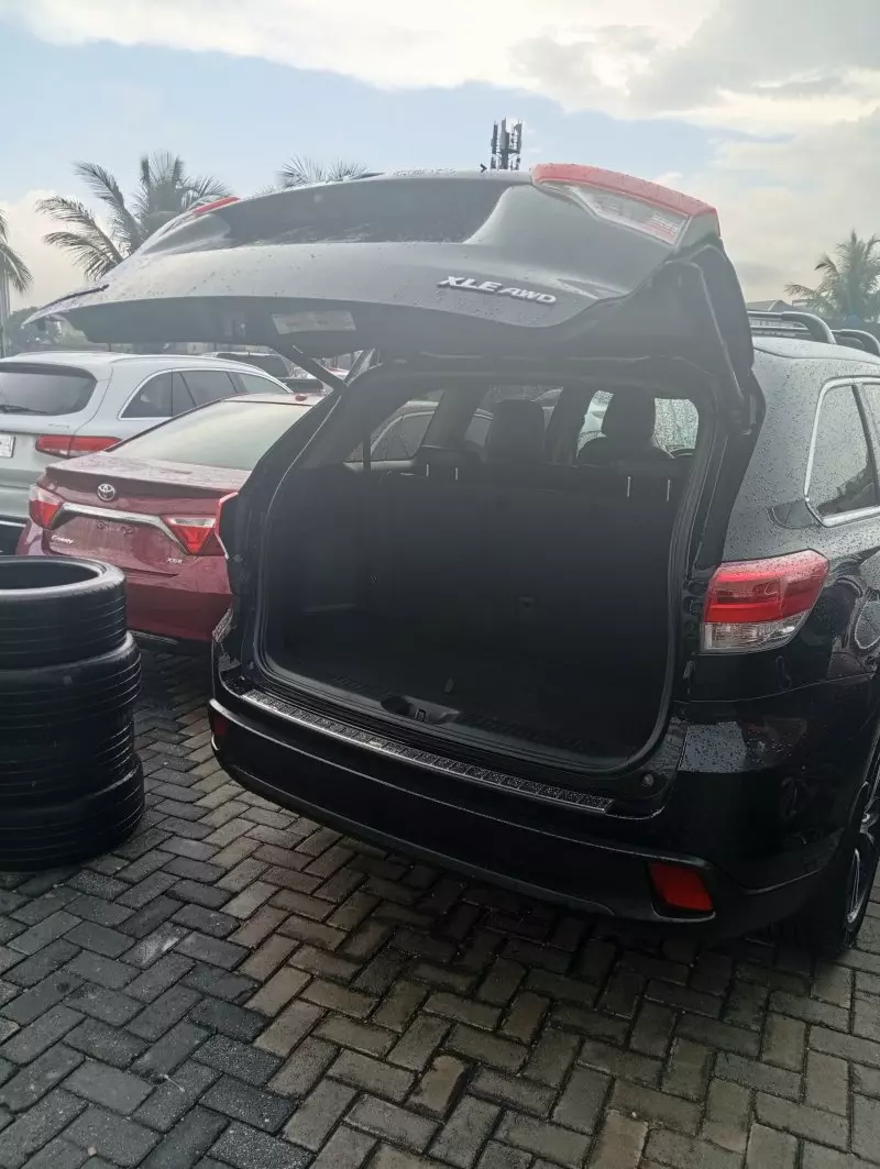 Toyota Highlander   - 2016