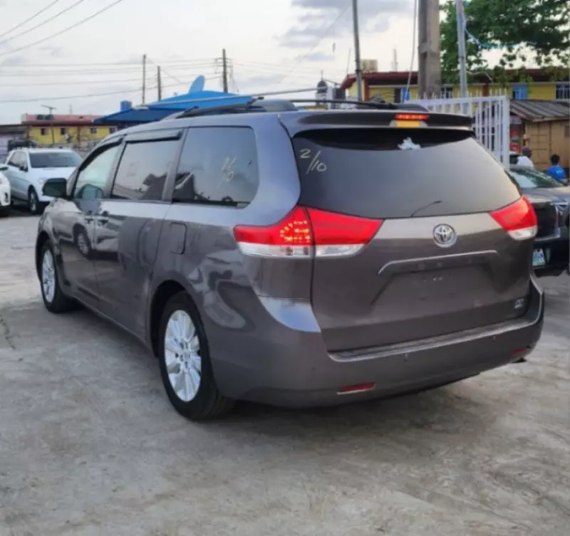 Toyota Sienna   - 2013