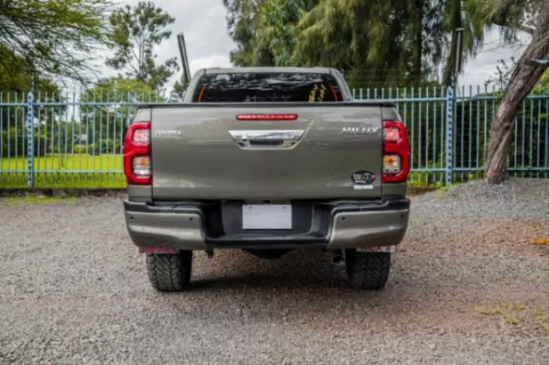 Toyota Hilux   - 2021