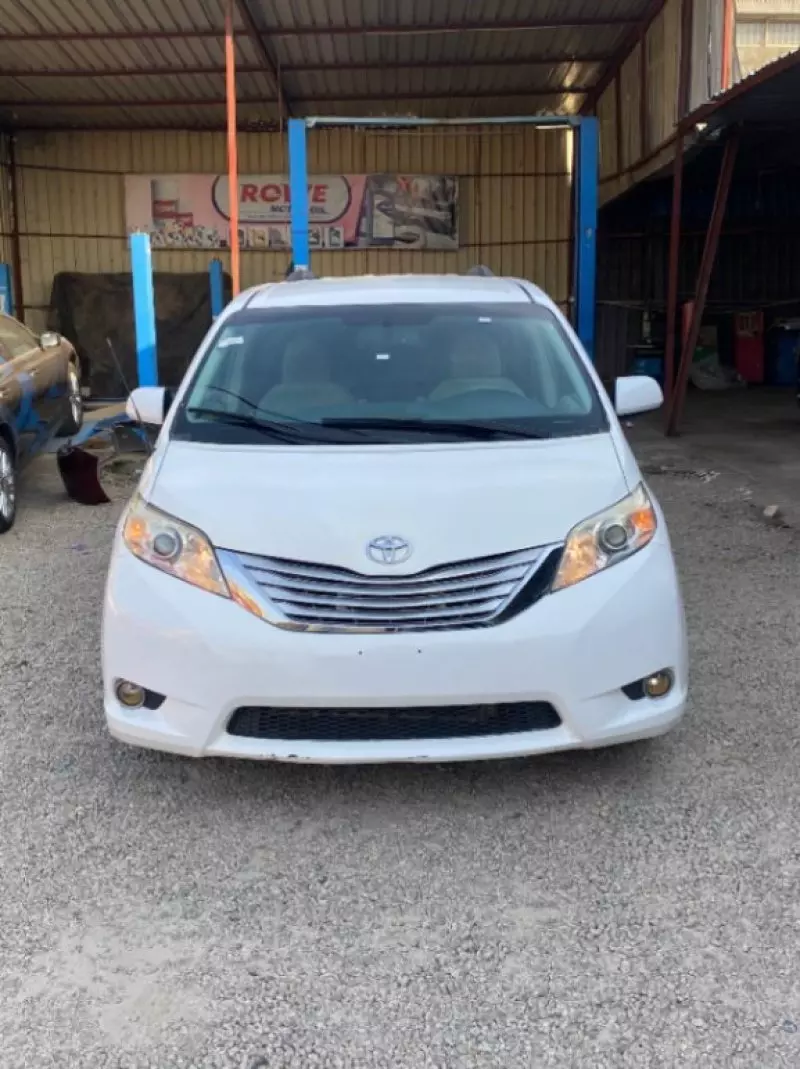 Toyota Sienna   - 2013