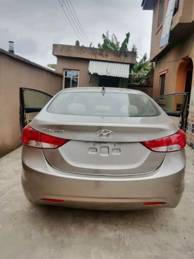 Hyundai Elantra   - 2011