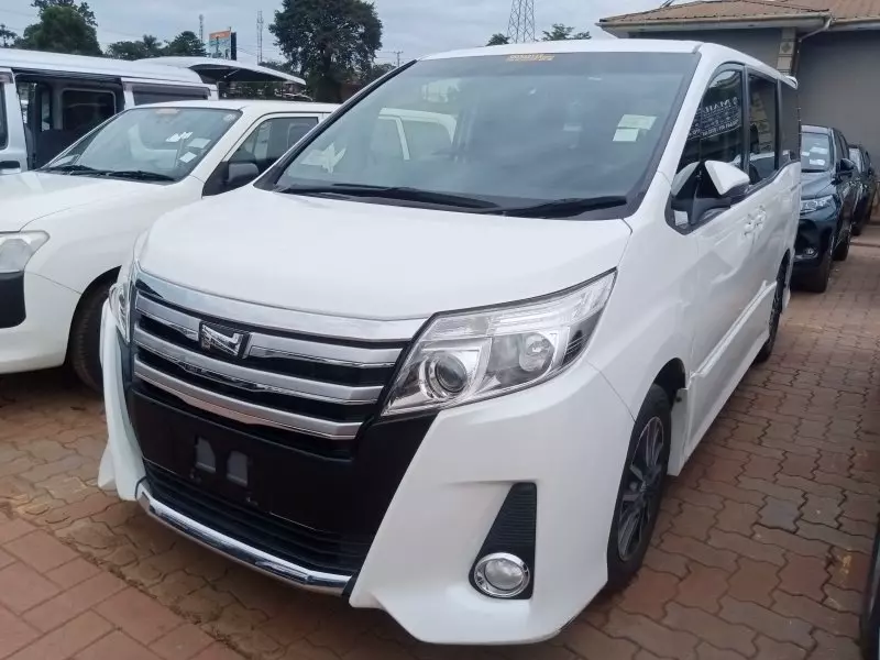 Toyota Noah   - 2015
