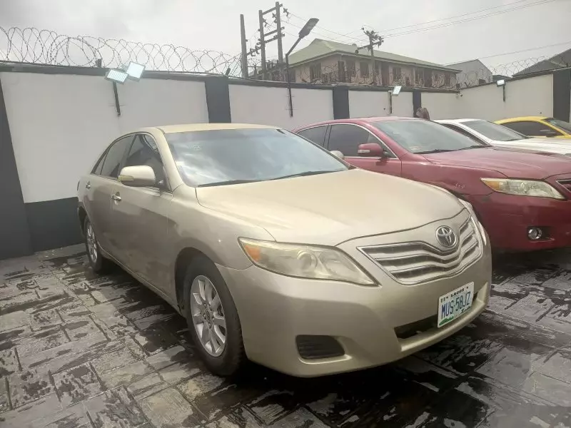 Toyota Camry   - 2011