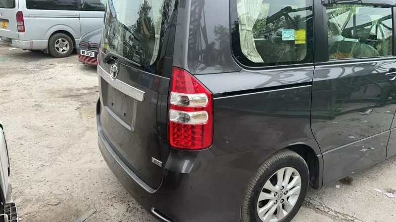 Toyota Noah   - 2011