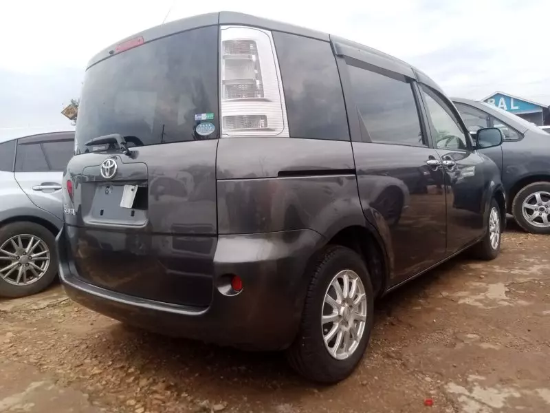 Toyota Sienta   - 2012