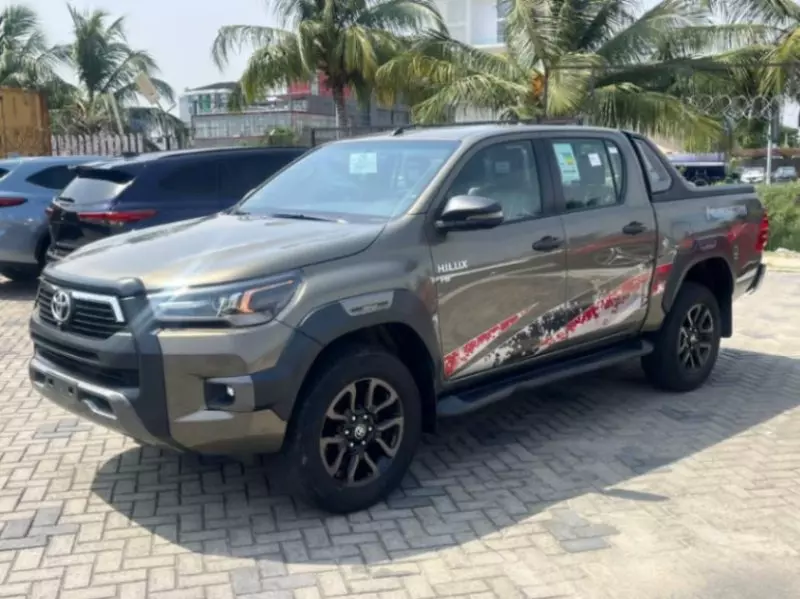 Toyota Hilux   - 2021