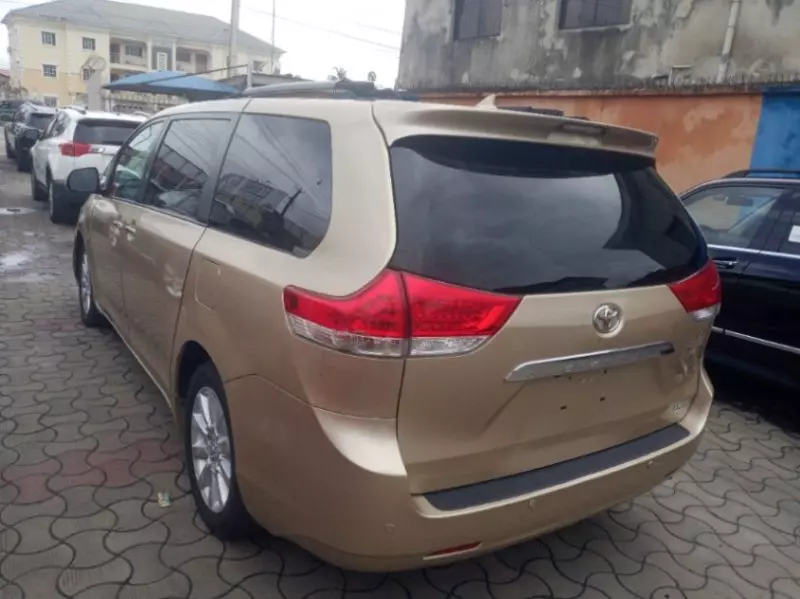 Toyota Sienna   - 2011